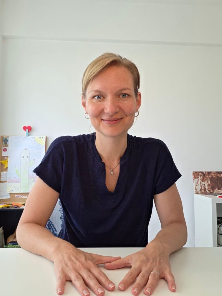 Alena Gomes Rodrigues, creator of the IDTR method, sitting at her desk