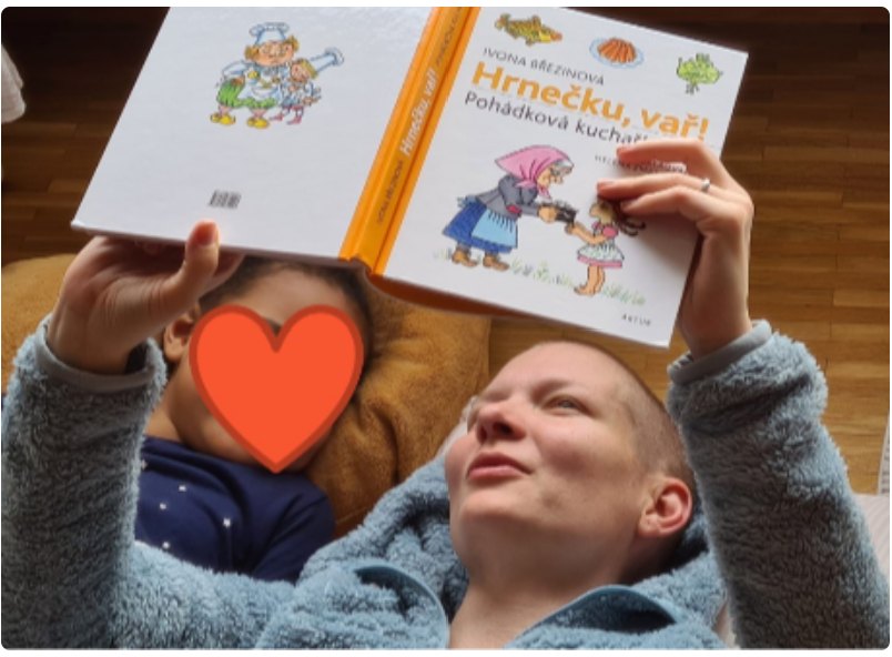 Alena Gomes Rodrigues reading a book with her daughter